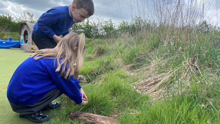 Ashperton Primary school students digging the ground